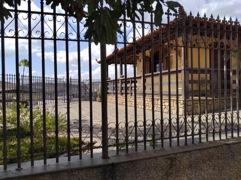 Casa com 3 Quartos 1 Copa 2 Salas, 2 Banheiros 1 ponto comercial com cerca de 100m² Cozinha, Área de Serviço e Canil